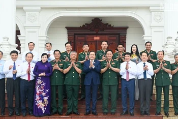 Chủ tịch Quốc hội Trần Thanh Mẫn cùng các đại biểu với lãnh đạo Bộ Tư lệnh Quân khu 3. (Ảnh Duy Linh) 