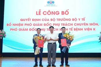 Thứ trưởng Y tế Đỗ Xuân Tuyên trao quyết định bổ nhiệm hai phó giám đốc Bệnh viện K