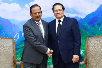 Thủ tướng Phạm Minh Chính và Cố vấn An ninh quốc gia Ấn Độ Ajit Doval. (Ảnh: TRẦN HẢI)