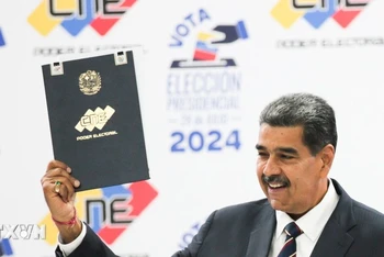 Tổng thống Venezuela Nicolas Maduro mừng chiến thắng sau khi kết quả bầu cử Tổng thống được Hội đồng Bầu cử quốc gia công bố. (Ảnh: AA/TTXVN)