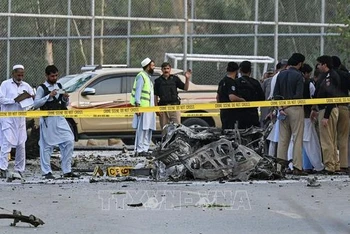 Cảnh sát điều tra tại hiện trường một vụ đánh bom ở Peshawar, Pakistan. (Ảnh tư liệu: AFP/TTXVN)