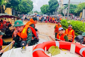 Lực lượng quân đội thuộc Quân khu 2 tham gia ứng cứu vùng lũ Yên Bái.