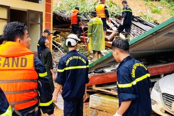 Cán bộ, chiến sĩ Công an Yên Bái tham gia cứu nạn tại tổ 6, phường Minh Tân, thành phố Yên Bái, tìm kiếm 2 người bị vùi do lở đất.