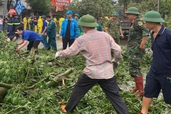 Lực lượng chức năng trên địa bàn quận Long Biên xử lý cây xanh bị gãy, đổ.