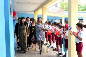 Phu nhân Ngô Phương Ly đến thăm Trường Tiểu học Võ Thị Thắng ở quận Playa, thủ đô La Habana. Ảnh: Lâm Khánh/TTXVN