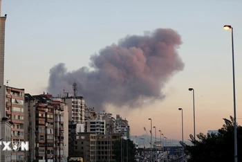 Khói bốc lên sau cuộc không kích của Israel vào trụ sở Hezbollah ở Beirut, Liban, ngày 27/9/2024. (Ảnh: THX/TTXVN)