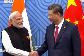 Thủ tướng Ấn Độ Narendra Modi (trái) và Chủ tịch Trung Quốc Tập Cận Bình tại cuộc gặp bên lề Hội nghị cấp cao BRICS ở Kazan, Nga, ngày 23/10/2024. (Ảnh: ANI/TTXVN)