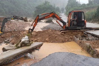 Phương tiện xe, máy tập trung xử lý điểm sạt, lở để sớm bảo đảm an toàn lưu thông đoạn qua Km25+700, đường tỉnh 571.