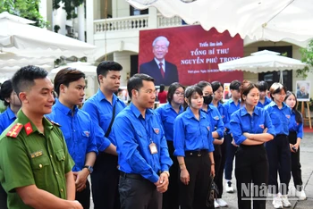 Đoàn viên, thanh niên xã Đông Hội tham quan Triển lãm ảnh “Tổng Bí thư Nguyễn Phú Trọng”