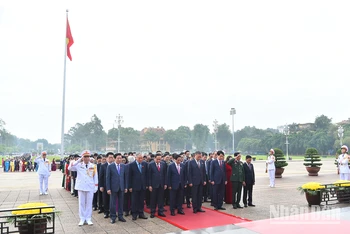 Tổng Bí thư, Chủ tịch nước Tô Lâm; Thủ tướng Phạm Minh Chính; Chủ tịch Quốc hội Trần Thanh Mẫn; Thường trực Ban Bí thư Lương Cường cùng các đồng chí lãnh đạo Đảng, Nhà nước, đại biểu Quốc hội thành kính tưởng nhớ Chủ tịch Hồ Chí Minh.