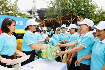 Hội viên phụ nữ tích cực tham gia đổi rác thải lấy quà tại Chương trình "Phiên chợ xanh-bảo vệ môi trường nông thôn" tổ chức tại Khu du lịch Tam Cốc. (Ảnh: ĐỨC LAM)