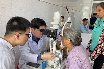 Người có công, người có hoàn cảnh đặc biệt khó khăn được các bác sĩ Câu lạc bộ thầy thuốc Ninh Bình và những người bạn tại Hà Nội khám bệnh. (Ảnh: XUÂN TRƯỜNG)