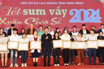 Phó Chủ tịch Ủy ban nhân dân tỉnh Ninh Bình Trần Song Tùng trao bằng khen cho công nhân tiêu biểu. (Ảnh: Xuân Trường)