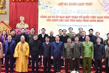 Các đại biểu dự buổi gặp mặt, giao lưu với chức sắc các tôn giáo trên địa bàn tỉnh Ninh Bình. (Ảnh: XUÂN TRƯỜNG)
