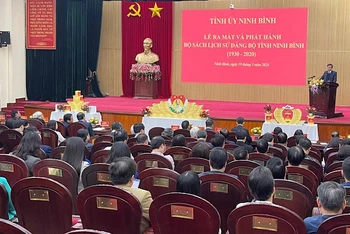 Quang cảnh Lễ ra mắt và phát hành bộ sách Lịch sử Đảng bộ tỉnh Ninh Bình. (Ảnh: XUÂN TRƯỜNG)