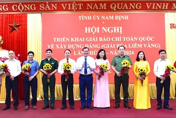 Đồng chí Phó Bí thư Thường trực Tỉnh ủy, Trưởng Ban Chỉ đạo Giải Búa liềm vàng tỉnh Nam Định Lê Quốc Chỉnh tặng hoa, biểu dương các tập thể, cá nhân có thành tích xuất sắc trong công tác triển khai hưởng ứng Giải Búa liềm vàng năm 2023. (Ảnh: XUÂN TRƯỜNG)