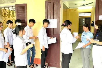 Thí sinh làm thủ tục vào phòng thi tại Hội đồng thi Trường Trung học phổ thông Nam Trực, huyện Nam Trực (Nam Định). 
