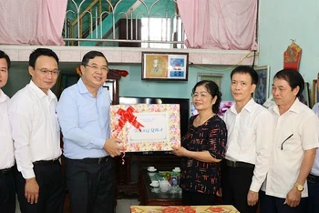 Đồng chí Bí thư Tỉnh ủy Nam Định Phạm Gia Túc thăm, tặng quà gia đình liệt sĩ ở xã Trực Nội, huyện Trực Ninh (Nam Định).