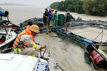 Tổ công tác Cảnh sát giao thông đường thủy, thuộc Phòng Cảnh sát giao thông Công an tỉnh Nam Định tiếp cận, cứu giúp gia đình 3 người trên bè cá trôi dạt trên sông Hồng.