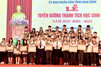 Tỉnh Nam Định khen thưởng các học sinh giỏi, năm học 2023-2024. (Ảnh: XUÂN TRƯỜNG).