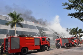 Lực lượng, phương tiện của Phòng Cảnh sát phòng cháy chữa cháy và cứu nạn cứu hộ (Công an tỉnh Nam Định) tham gia diễn tập. (Ảnh: XUÂN TRƯỜNG)