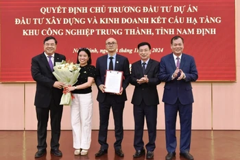 Các đồng chí lãnh đạo tỉnh Nam Định trao Quyết định chủ trương đầu tư Dự án cho nhà đầu tư. (Ảnh: XUÂN TRƯỜNG)