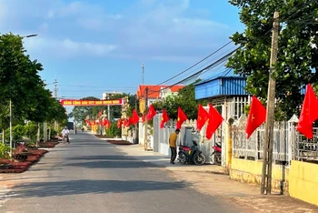 Được quan tâm đầu tư kết cấu hạ tầng kinh tế-xã hội, nông thôn tỉnh Nam Định ngày càng khởi sắc. (Trong ảnh: Xóm 6 - xóm nông thôn mới kiểu mẫu của xã Giao Lạc, huyện Giao Thủy, Nam Định).