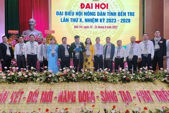 Đại biểu được bầu dự Đại hội đại biểu toàn quốc Hội Nông dân Việt Nam ra mắt tại Đại hội.