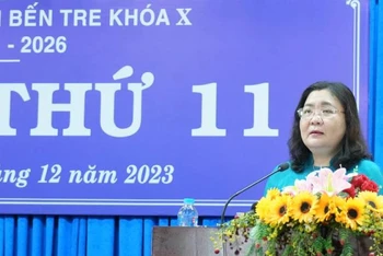 Đồng chí Hồ Thị Hoàng Yến, Chủ tịch Hội đồng nhân dân tỉnh Bến Tre phát biểu tại kỳ họp.