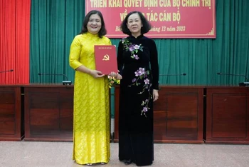 Đồng chí Trương Thị Mai trao quyết định của Bộ Chính trị phân công đồng chí Hồ Thị Hoàng Yến giữ chức Quyền Bí thư Tỉnh ủy Bến Tre.