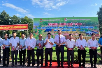 Lãnh đạo huyện Chợ Lách trao tặng dụng cụ đo độ mặn giúp người dân