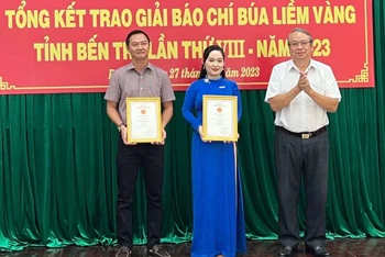 Ban Tổ chức trao giải Nhất cho nhóm tác giả đoạt giải.