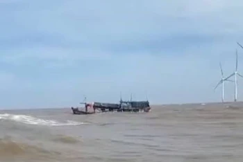 Tàu đánh cá gặp nạn khi đang trên đường vào bờ.