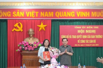 Phó Bí thư Tỉnh ủy, Chủ tịch Ủy ban nhân dân tỉnh Bến Tre Trần Ngọc Tam trao Quyết định và hoa chúc mừng đồng chí Hồ Thị Hoàng Yến
