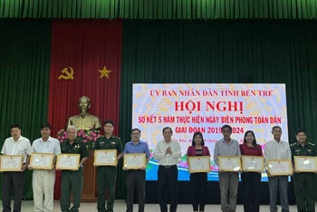 Lãnh đạo tỉnh Bến Tre trao Bằng khen cho các tập thể, cá nhân đạt thành tích xuất sắc trong thực hiện "Ngày Biên phòng toàn dân".