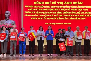 Phó Chủ tịch nước Võ Thị Ánh Xuân cũng lãnh đạo chính quyền địa phương tặng quà Tết tại tỉnh Bến Tre.