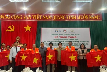 Nguyên Chủ tịch nước Trương Tấn Sang cùng lãnh đạo chính quyền địa phương, đơn vị tài trợ trao phao cứu sinh, cờ Tổ quốc cho ngư dân nghèo, khó khăn tại tỉnh Bến Tre.
