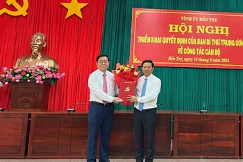 Đồng chí Nguyễn Trọng Nghĩa, Bí thư Trung ương Đảng, Trưởng Ban Tuyên giáo Trung ương trao quyết định cho đồng chí Trần Thanh Lâm giữ chức Phó Bí thư Tỉnh ủy Bến Tre.
