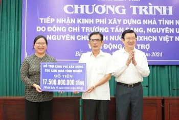 Đồng chí Trương Tấn Sang cùng đơn vị tài trợ trao bảng tượng trưng số tiền 17,5 tỷ đồng xây dựng 250 căn nhà tình nghĩa.