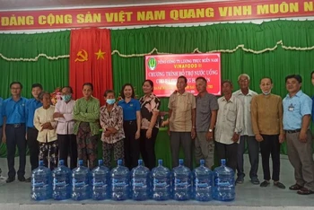 Người dân xã Đại Hòa Lộc (huyện Bình Đại, tỉnh Bến Tre) được hỗ trợ nước ngọt sử dụng trong mùa hạn mặn