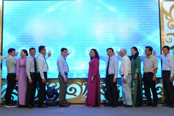 Đại biểu thực hiện nghi thức chạm nút phát động “Chương trình bình chọn điểm đến du lịch hấp dẫn Thành phố Hồ Chí Minh và 13 tỉnh, thành phố đồng bằng sông Cửu Long năm 2024”.