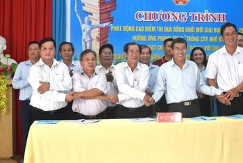 Hội nông dân các huyện, thành phố trong tỉnh Bến Tre ký kết giao ước thi đua "Đồng Khởi mới".