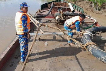 Tàu vận chuyển khoáng sản không hóa đơn, chứng từ bị tạm giữ để xử lý theo quy định. (Ảnh: HOÀNG TRUNG)