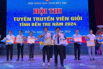 Ban tổ chức trao giải Nhất cho đơn vị huyện Giồng Trôm. (Ảnh: HOÀNG TRUNG)