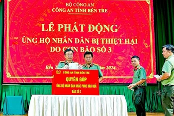 Công an tỉnh Bến Tre tổ chức phát động ủng hộ đồng bào thiệt hại do bão, lũ. (Ảnh: HOÀNG TRUNG)