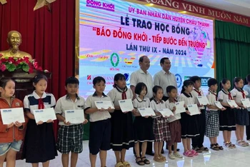 Đại biểu tham dự buổi lễ trao học bổng "Báo Đồng Khởi - Tiếp bước đến trường". (Ảnh: HOÀNG TRUNG)