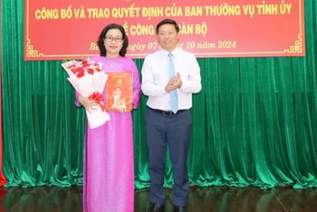 Phó Bí thư Thường trực Tỉnh ủy Bến Tre Trần Thanh Lâm trao quyết định bổ nhiệm đồng chí Nguyễn Trúc Hạnh giữ chức Trưởng Ban Tuyên giáo Tỉnh ủy. (Ảnh: HOÀNG TRUNG)