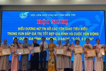 Tặng Bằng khen cho nữ tín đồ tôn giáo tiêu biểu tại tỉnh Bến Tre. (Ảnh: HOÀNG TRUNG)