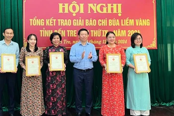 Phó Bí thư Thường trực Tỉnh ủy Bến Tre Trần Thanh Lâm trao giải Nhì cho các tác giả. (Ảnh: HOÀNG TRUNG)