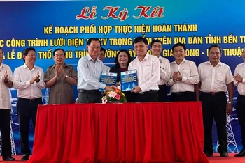 Lãnh đạo tỉnh Bến Tre và Tổng Công ty Điện lực miền nam ký kết phối hợp hoàn thành lưới điện 110kV. (Ảnh: HOÀNG TRUNG) 